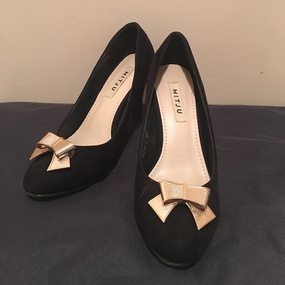 Black Heels with Gold Bow - Picture 1 of 4